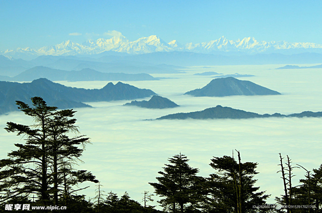 远眺贡嘎山