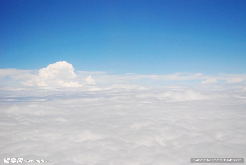 在飞机上拍摄的蓝天白云