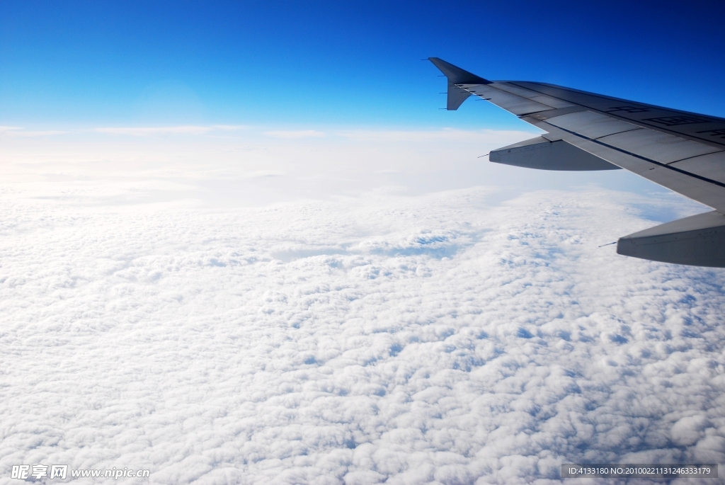 在飞机上拍摄的蓝天白云