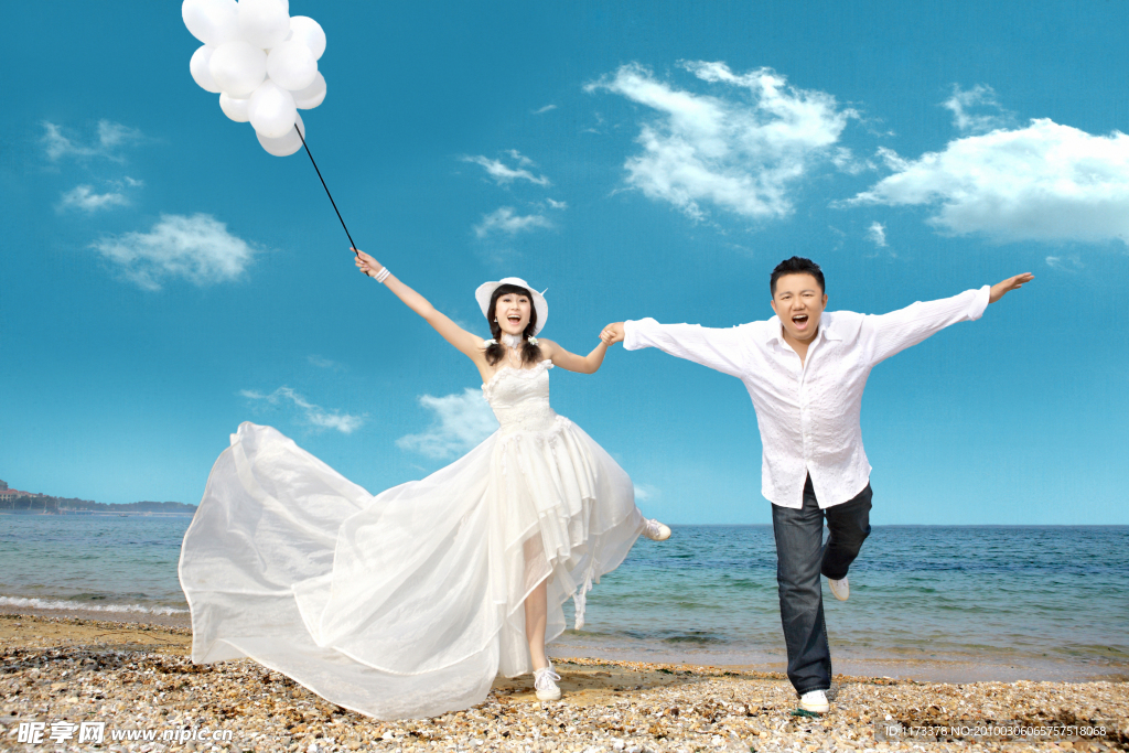 生活中的 演戏中的情侣 越南 伉俪 婚纱 结婚 结婚照 牵手 奔跑 海滩 蓝天白云
