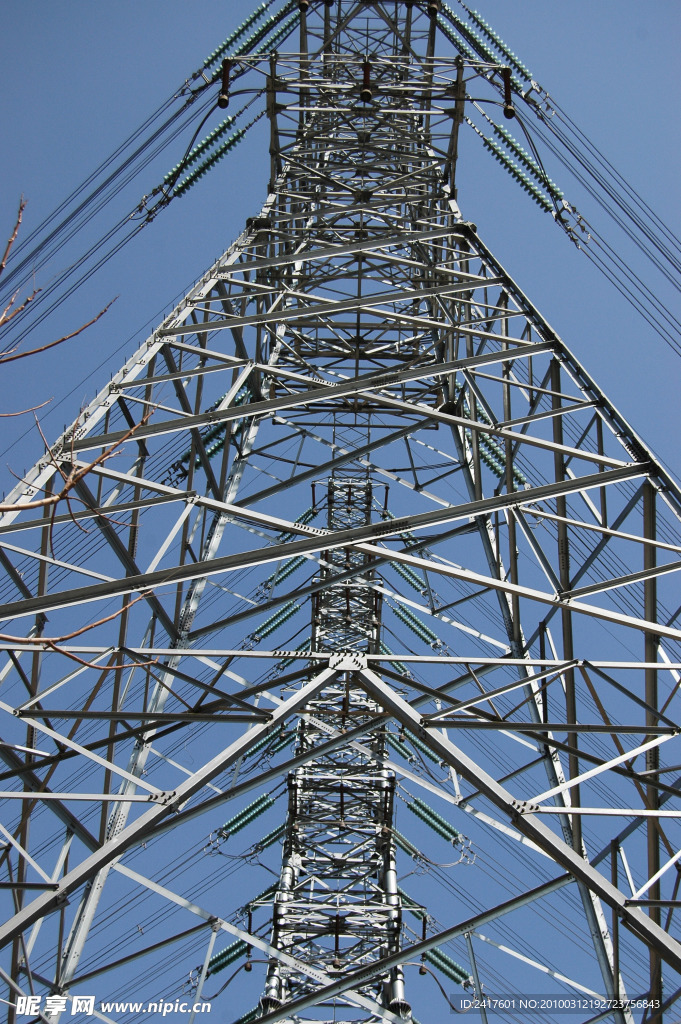 高压电输电线路上的铁塔