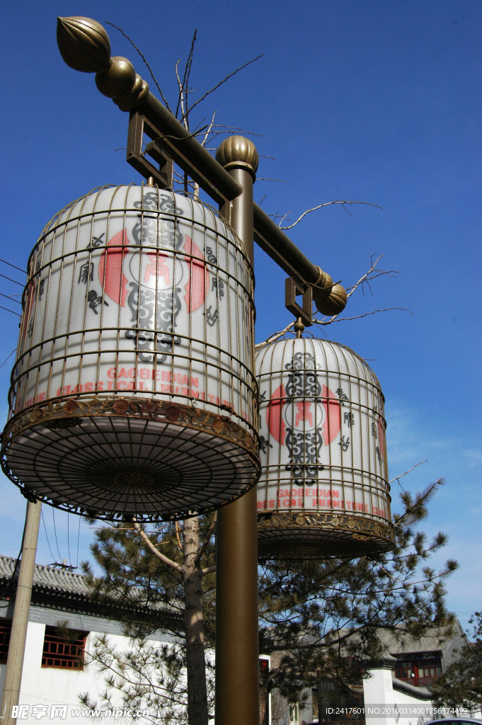 高碑店村路旁古朴的灯笼