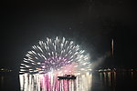 船与烟花