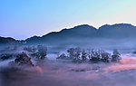 彩云绕山村