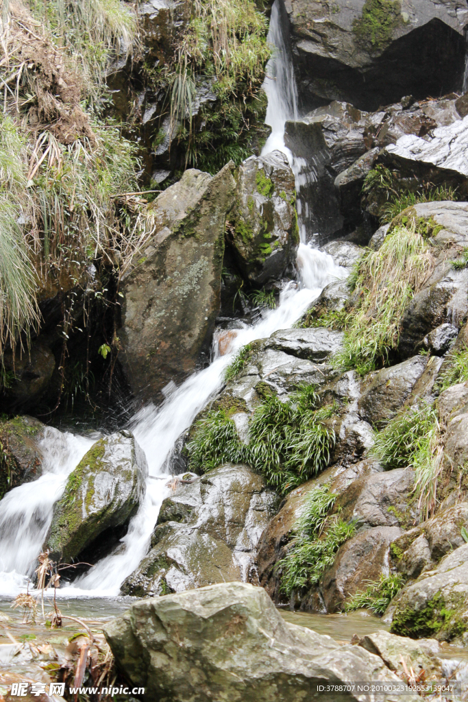 山间 溪水