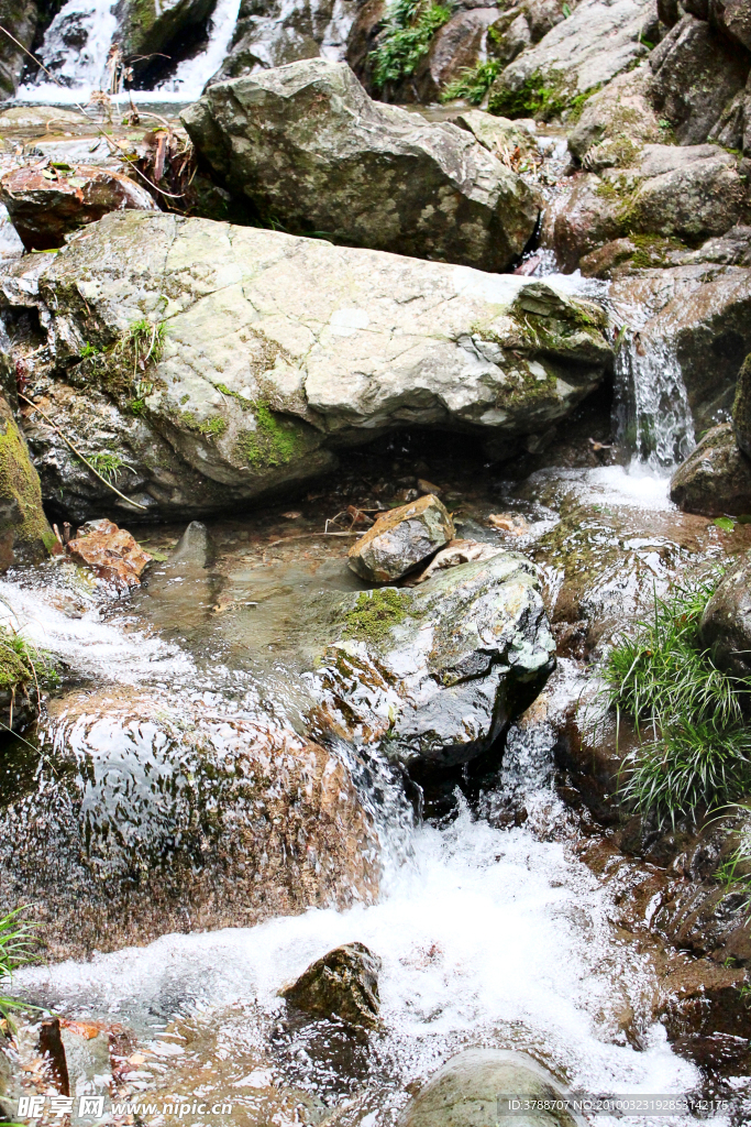 山间 溪水