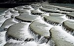 层次水溪流