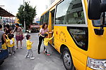 老师带小学生上校车