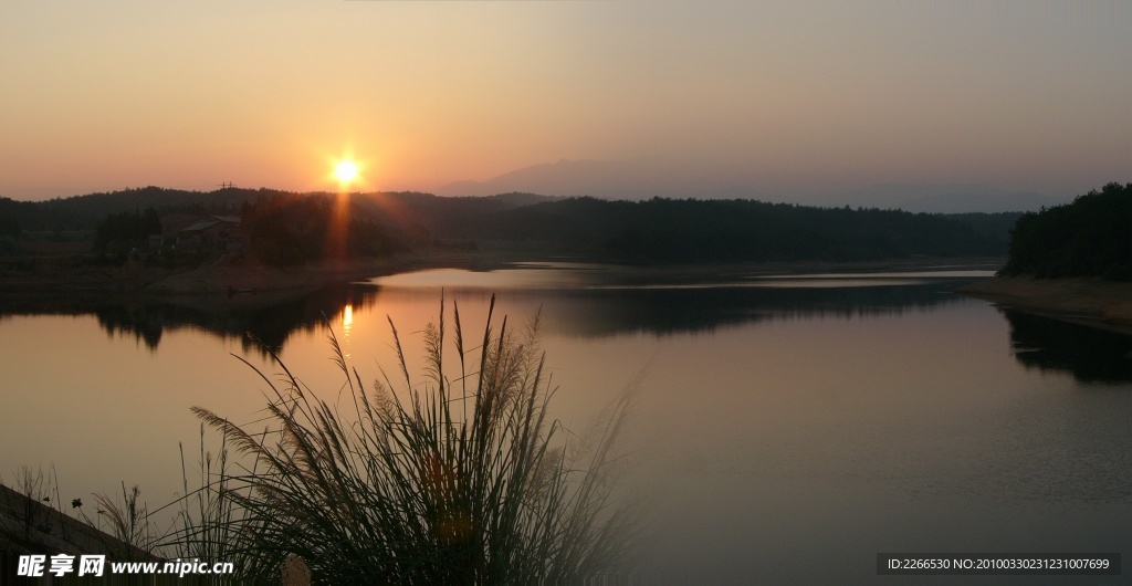 夕阳湖畔