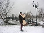 雪中的情侣