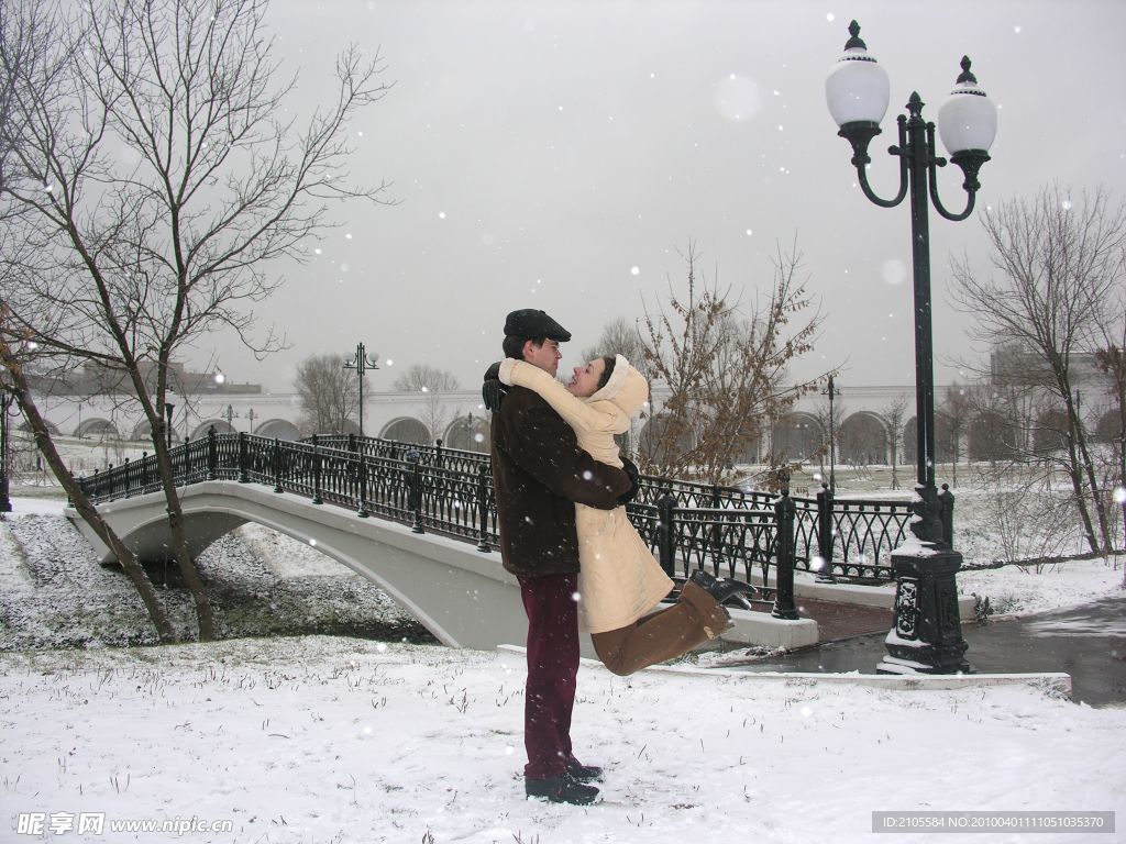 浪漫情侣在雪中漫步-情人节主题桌面图片预览 | 10wallpaper.com