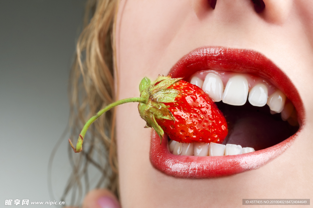 超高清吃草莓的女人