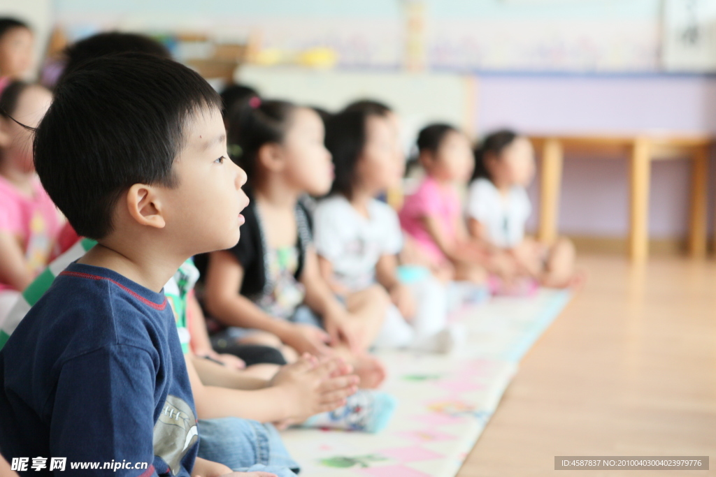 听课的幼儿园儿童