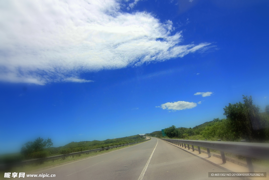 高速路上空的蓝天白云