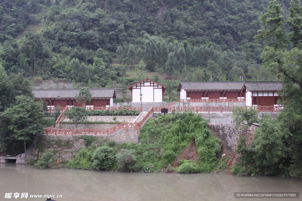 河边寺院