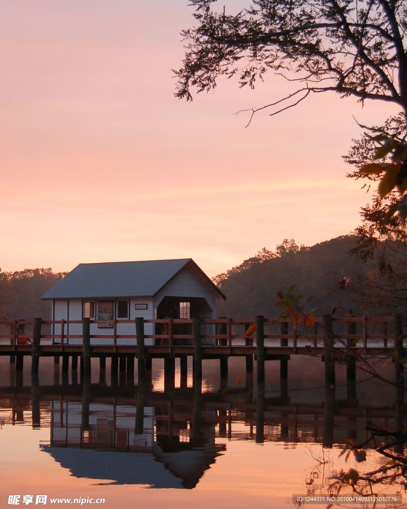 湖上小屋