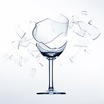破碎瞬间的酒杯