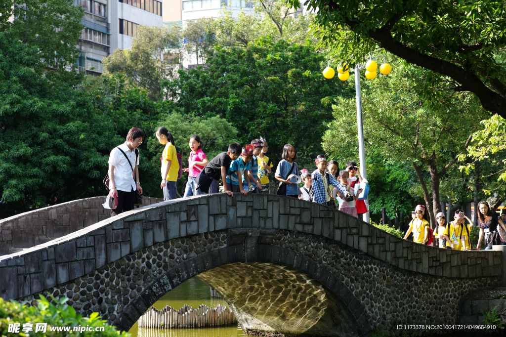 公园一角 拱桥 公园