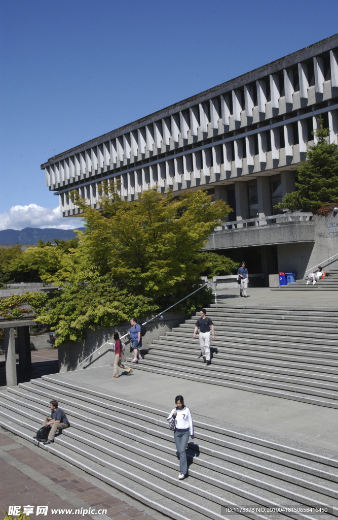 英格兰萨里大学教学楼大堂门口的阶梯