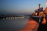 河边夜景