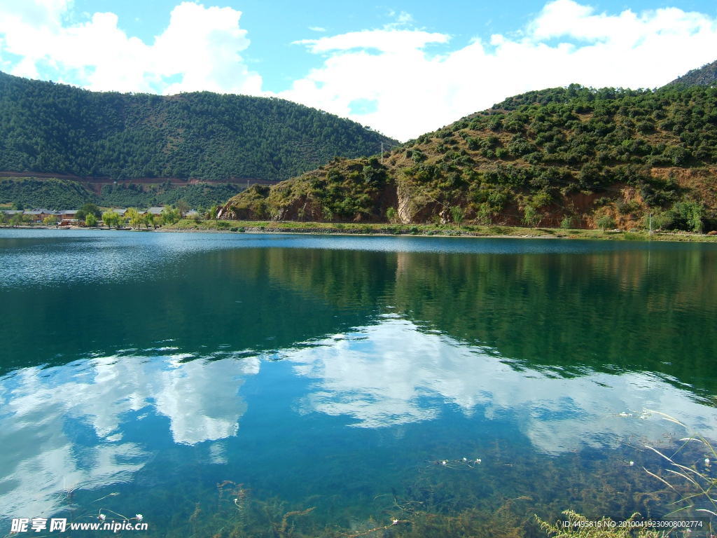 泸沽湖 湖水倒影