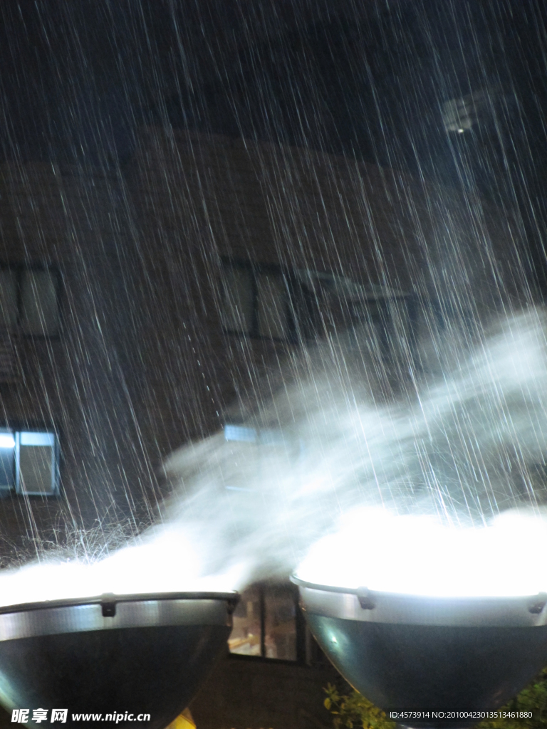 雨天景观路灯