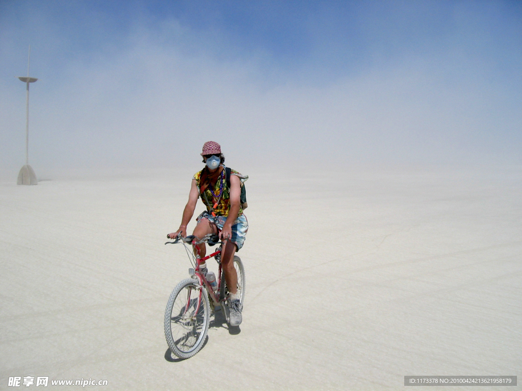 灰尘 诺北干湖底火人艺术节（又名燃烧的男人节） Burning Man 骑自行车