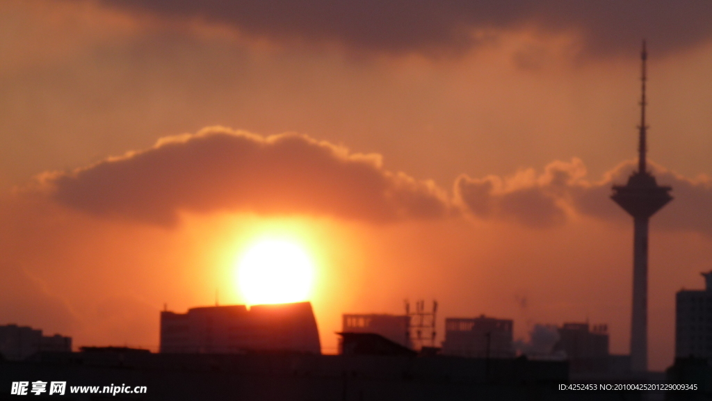 夕阳中的沈阳彩电塔