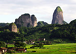 骆驼峰（丹霞石墙）和蜡烛峰（丹霞石峰）