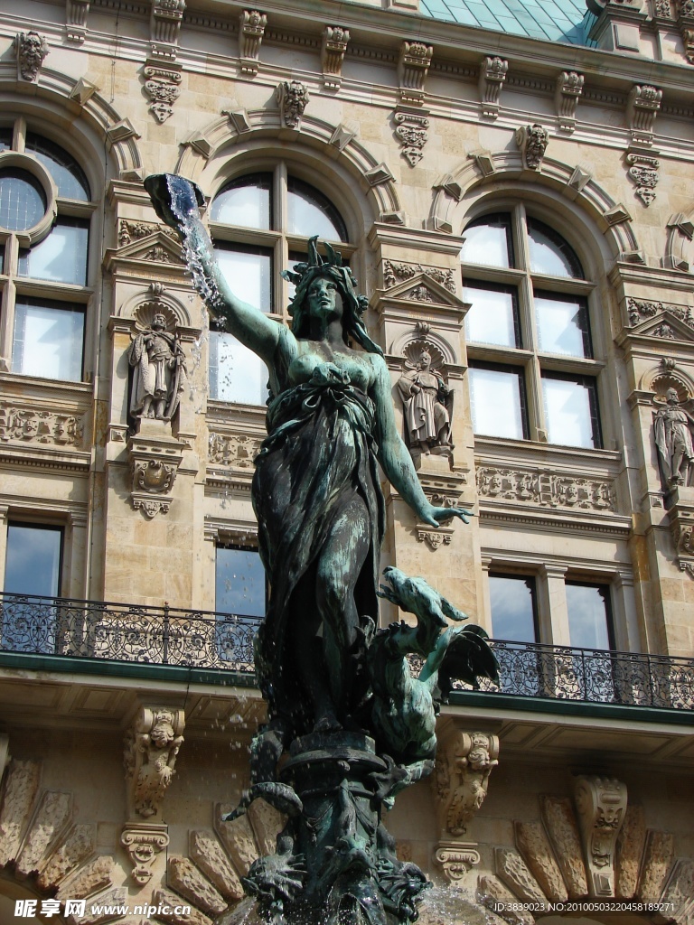 德国汉堡市政厅前的雕塑