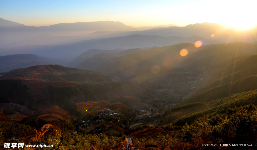 山村初醒