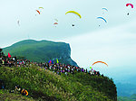 滑翔伞翱翔在八面山上空