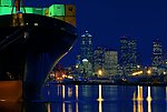 货船夜景