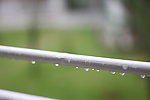 雨天栏杆