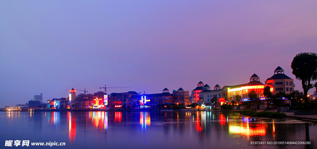 水上建筑夜景