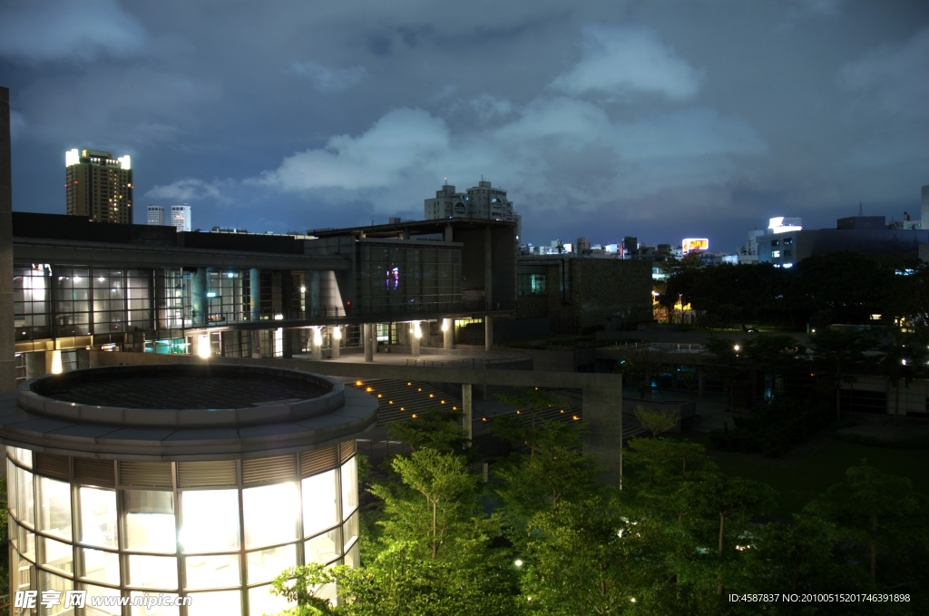 夏天的博物馆夜景