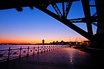 悉尼海港大桥在黄昏照明