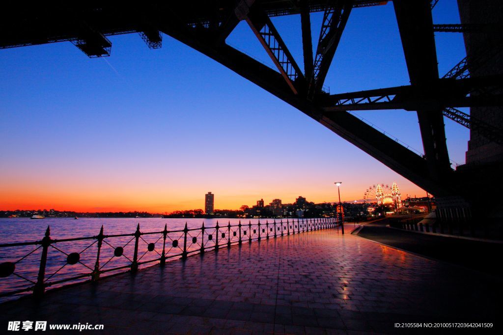 悉尼海港大桥在黄昏照明