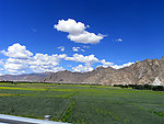 蓝天岩山青草地