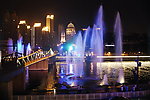 夜色金汤蓝色喷泉