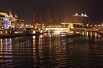 璀璨夜色荡清波