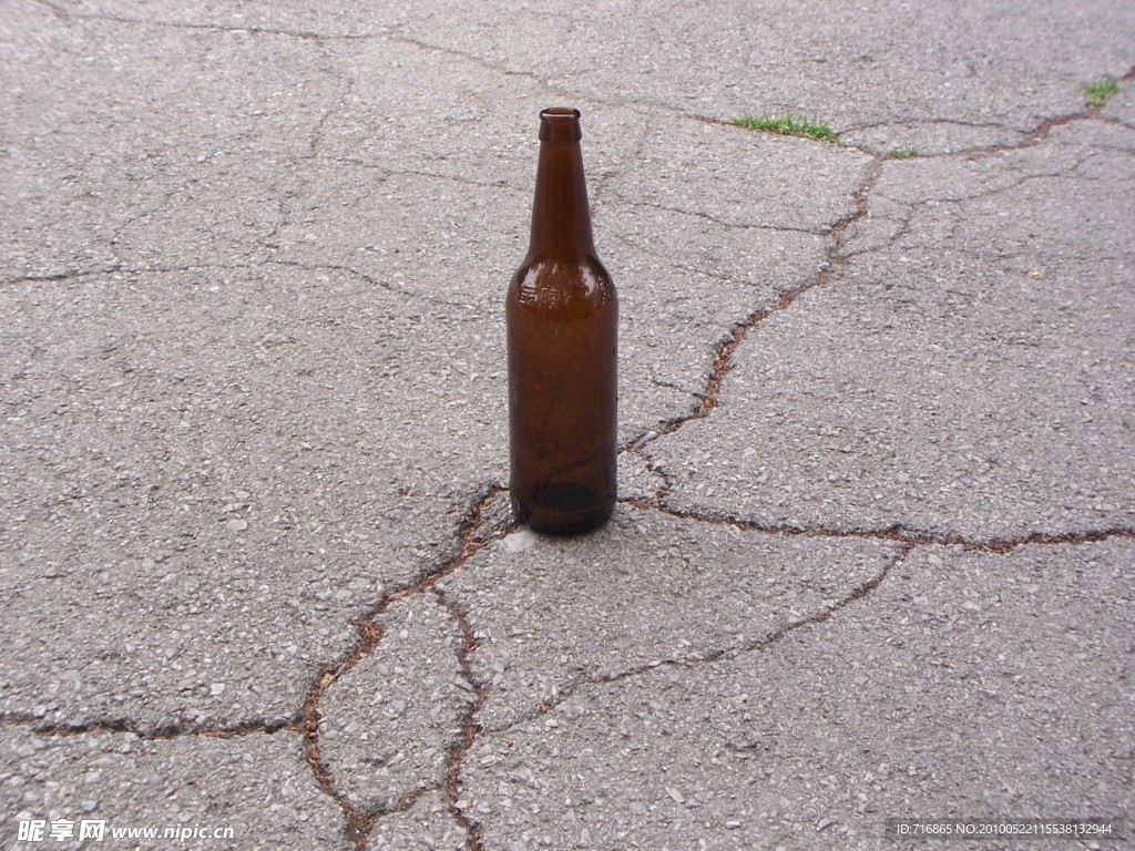 水泥地上的棕色酒瓶