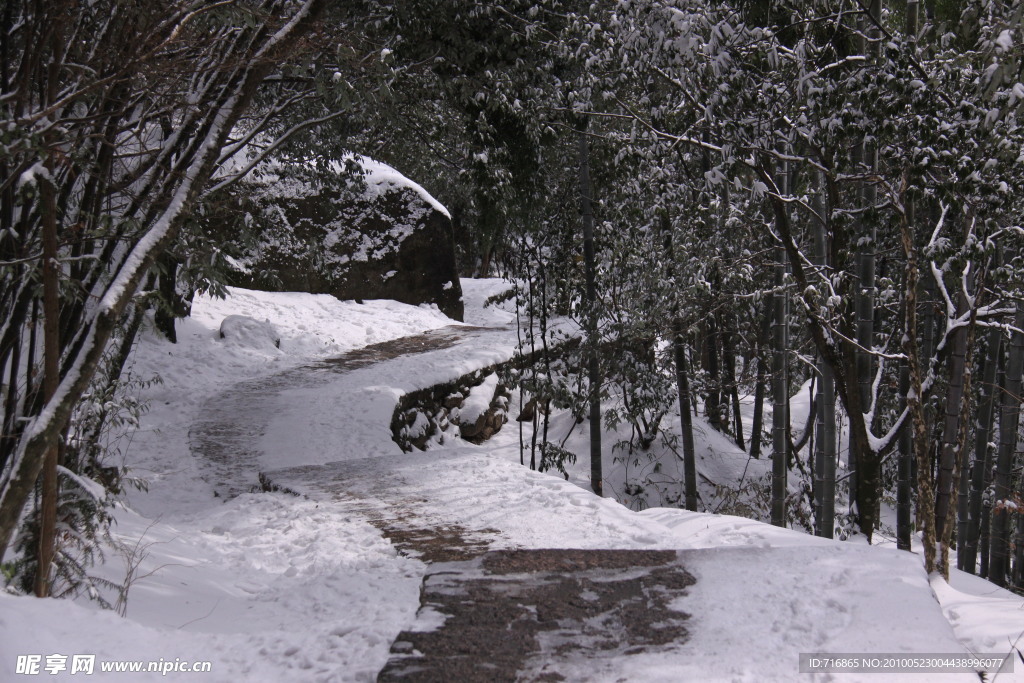 雪中的山路