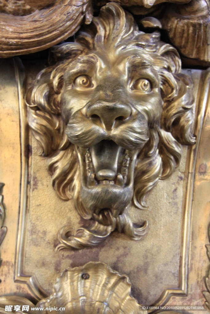 欧洲宫殿内狮子头雕塑