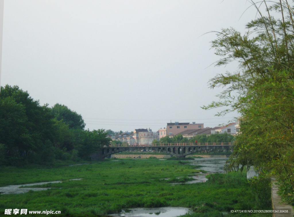 小河春色