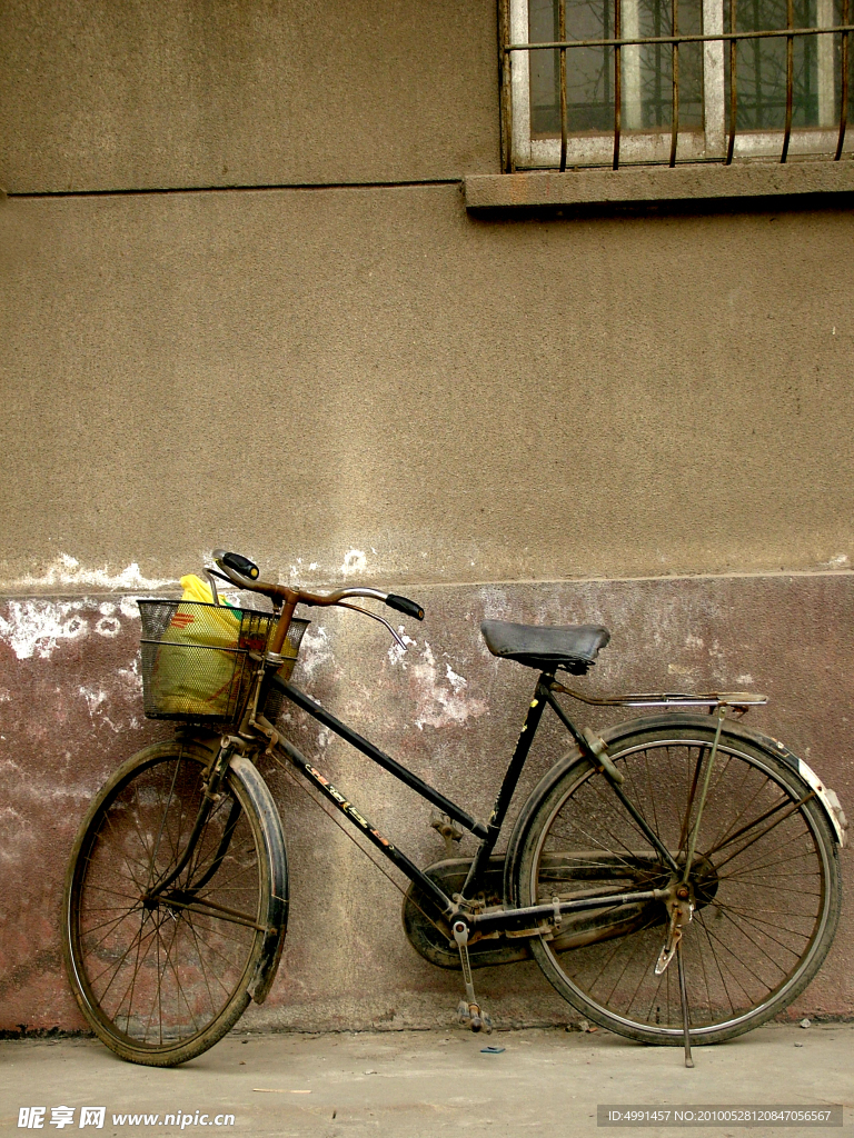 破旧自行车