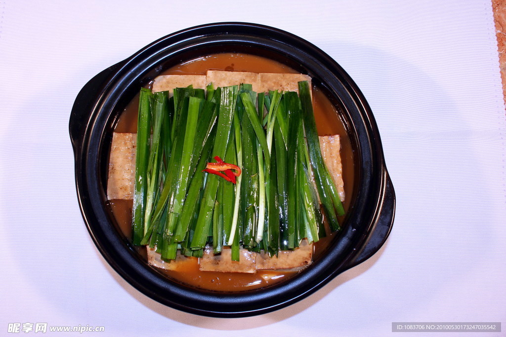 韭菜砂锅炖炖豆腐