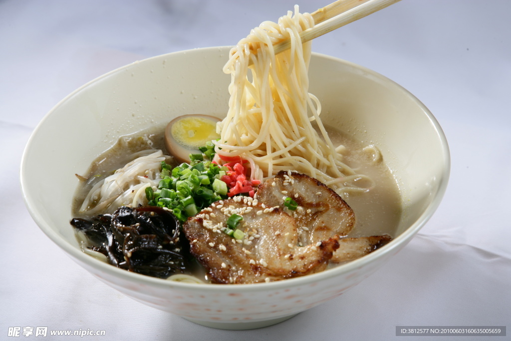 卤蛋烧肉拉面