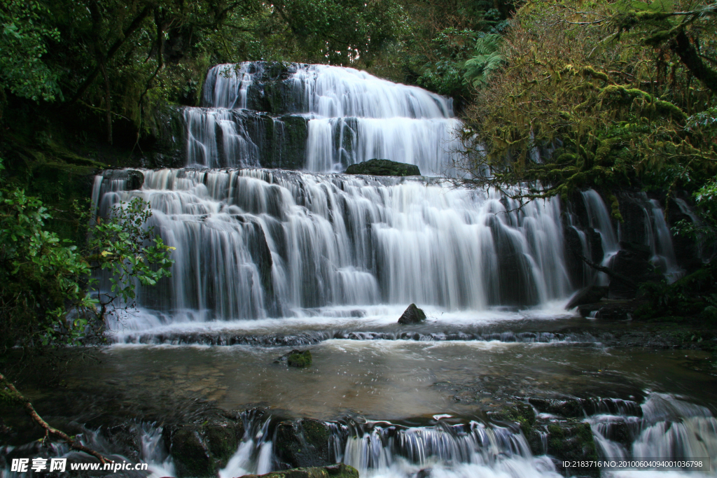 小溪河流风景图片