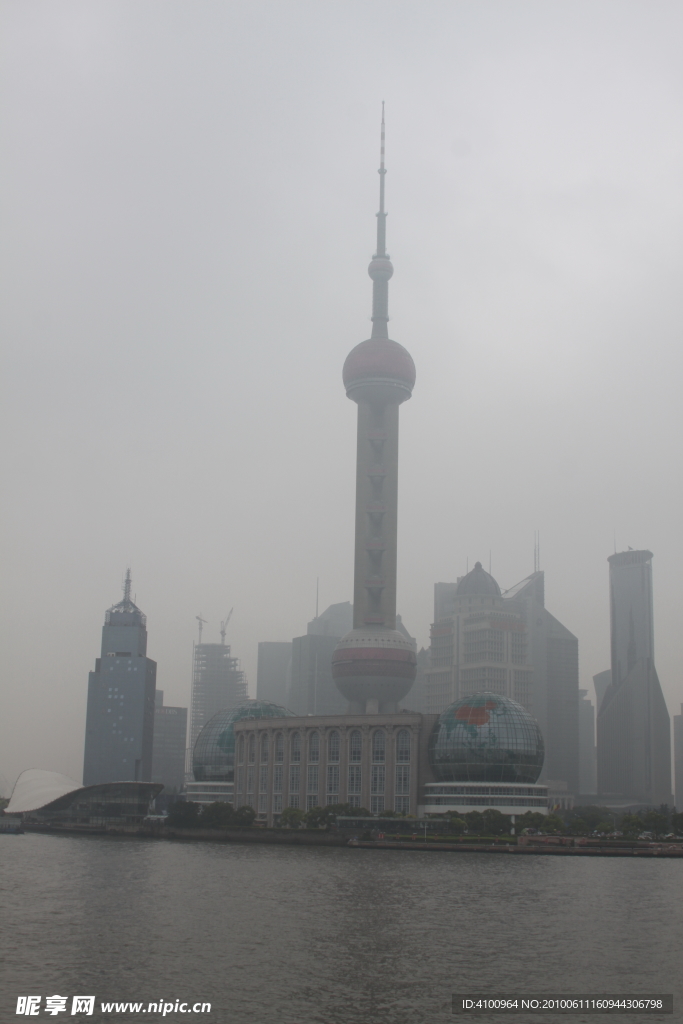 阴雨天中的东方明珠